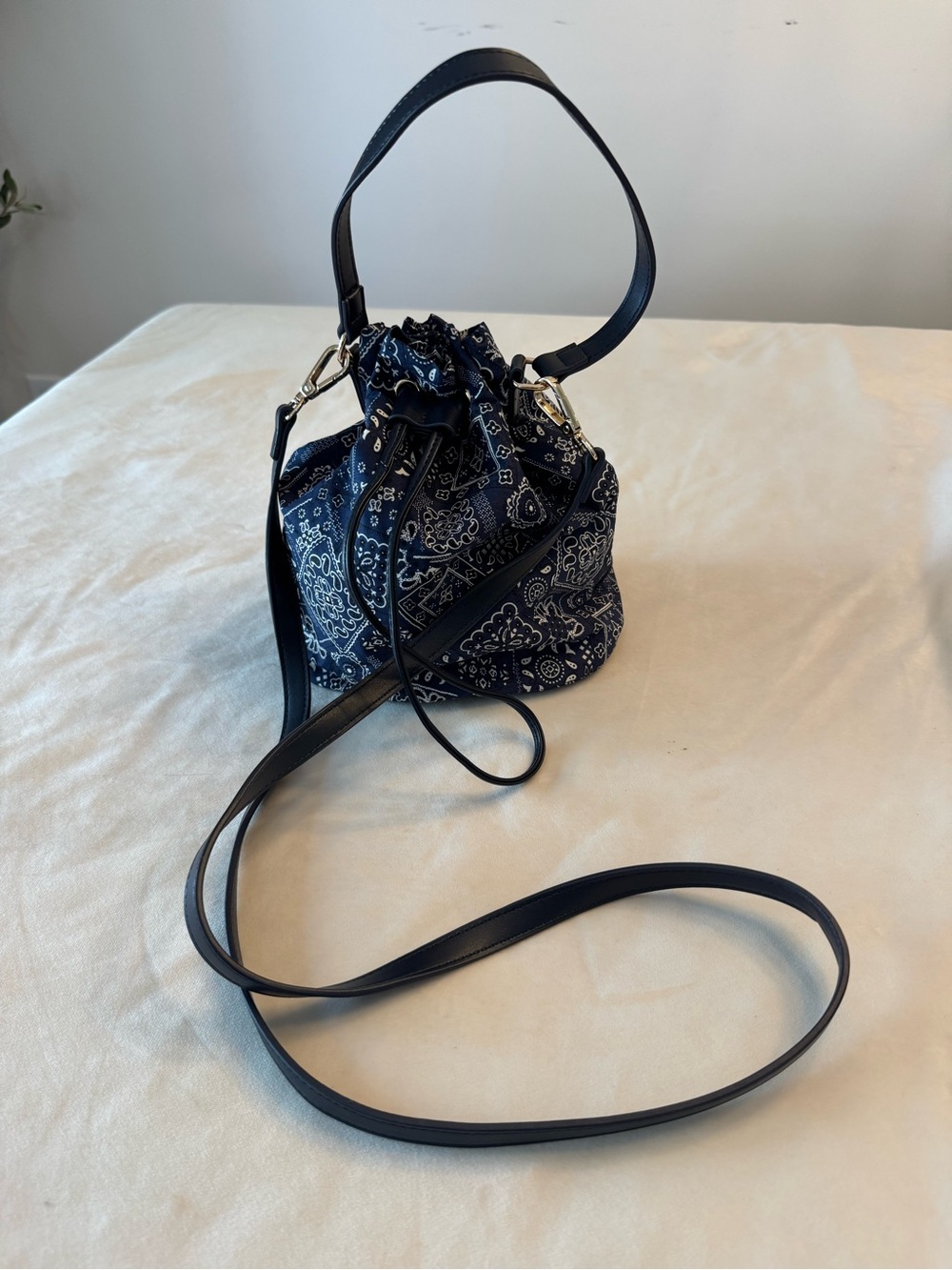 EUC! Ann Taylor Navy Bandana-Print Multiway Drawstring Bucket Bag - Picture 3 of 11